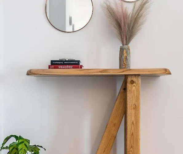 Eclipse Tales Milos, Port Area